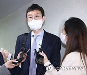 '김종인 전 비대위원장 방문' 취재진 질문 받는 김웅 의원