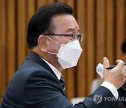 김부겸, 野 가족 공세에 또 버럭.."어떻게 여기까지 버텼겠나"