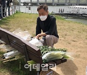 [포토]아들 넋 기리는 조화 바라보는 '한강 실종대학생' 아버지