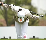 [포토] 김민선 '장타자의 스트레칭은 남달라'
