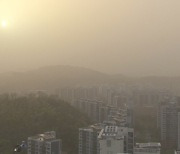 오늘도 짙은 황사..미세먼지 농도 평소보다 10배