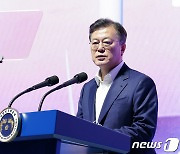 문 대통령 "백신접종이 최고 효도..어르신께 효도하는 정부될 것"