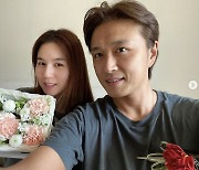 박시은♥진태현, 24살 입양딸이 준 첫 카네이션 달고 "이런게 행복"