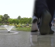 황사에 갇힌 어버이날..야외는 '썰렁' 실내는 '북적'