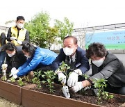 [포토]유동균 마포구청장 서강동주민센터 옥상 텃밭 가꾸기 동참