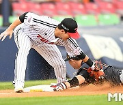 김민성 '하주석 도루 저지' [MK포토]