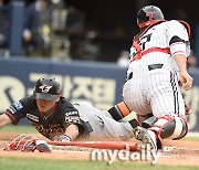 [MD포토] 정은원 '거침없는 홈 슬라이딩으로 득점 성공'