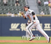 [MD포토] 홍창기 '송구 실책때 3루까지 전력질주'