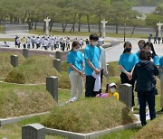 '숭고한 헌신 기억' 5·18 41주기 민주묘지 참배 행렬