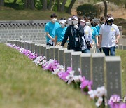 '해설사 설명 들으며' 오월영령 참배