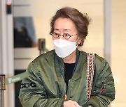 '오스카 여왕' 윤여정 오늘(8일) 귀국, 세련된 공항 매너 [종합]