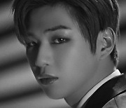 강다니엘, 'Outerspace' 콘셉트 필름 공개..흑백의 치명적 무드