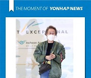 [모멘트] 오스카 윤여정의 공항 패션