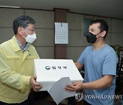 이용구 차관, 외국인 집단 감염 강릉 지역 방문