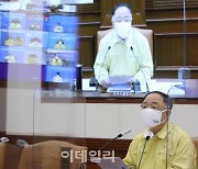 [포토]홍남기 직무대행, "특별방역관리주간, 연장 않기로 결정"