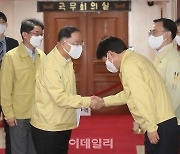 [포토]문승욱-안경덕 장관과 인사 나누는 홍남기 직무대행