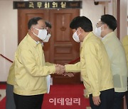 [포토]신임장관들과 인사 나누는 홍남기 직무대행