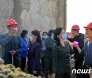 북한 "평양시 주택 건설 돌격대원들, 어려운 작업 과제 솔선"
