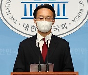 기자회견 하는 조해진 "文, 경험 못한 나라 만든 것 사과해야"