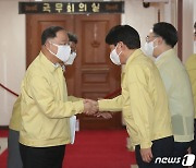 신임 장관들과 인사 나누는 홍남기 총리 직무대행