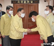 문승욱-안경덕 장관과 인사 나누는 홍남기 총리 직무대행