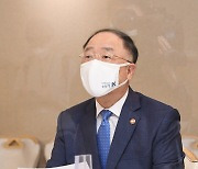 홍남기 "기저효과 아닌 반등 흐름..경제 회복력 자신감 가져달라"