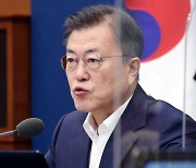 '백신·부동산·경제'..靑참모들이 전하는 문대통령 4주년 고민