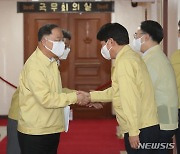 신임 장관들과 인사 나누는 홍남기 총리직무대행