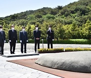 하태경, 봉하마을 방문해.."보수의 노무현 되겠다"