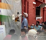 '코로나 지옥' 인도 진출 한국 기업들 비상.."공장만 겨우 돌려"