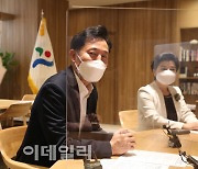 [포토] 간호조무사 격려하는 오세훈 서울시장