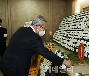 [포토]故 이한동 전 국무총리 빈소에 국화꽃 놓는 김종인 전 비대위원장