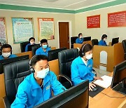 북한 "일하면서 배우는 교육체계, 과학기술로 흥할 공장의 내일"