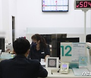 [단독] '금융위 뒷북행정'..은행, 80여개 고난도상품 판매 중단