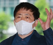 '대북전단 살포' 박상학 경찰 소환.."北에 진실 알리려는 것"