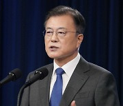 문대통령 "MB·朴·이재용 사면, 국민 공감대 고려해 판단"