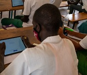 삼성전자. 케냐 난민촌 청소년 위해 갤럭시탭 1,000대 기부