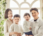 이현이♥대기업 남편, 붕어빵 두 아들과 가족사진 'DNA 못 속여' [전문]