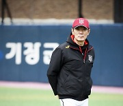 선두 삼성 잡은 '승장' 이강철 KT 감독 "활발한 공격력으로 이겼다"