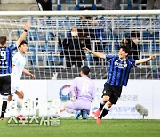 [포토]김도혁의 발리슛으로 앞서 나가는 인천