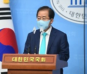 "尹엔 애걸·安은 합당 추진하면서"..홍준표, 하루에 페북 글만 세 번
