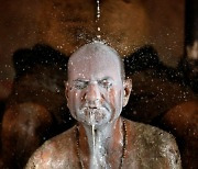 코로나 30만명씩 확진하는 인도 소똥으로 샤워한다