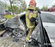 '화재 발생한 차량 내부 살펴보는 소방관'