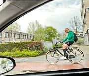 네덜란드 스타 로번 자전거 퇴근에, "부자 티 안 내" 팬들 극찬