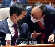 [포토]의원총회, '논의하는 김기현-추경호'