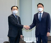 [포토]인사 나누는 문승욱 장관-최태원 회장