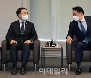 [포토]대화하는 문승욱 장관-최태원 회장