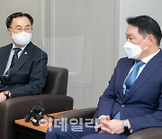 [포토]문승욱 장관-최태원 회장, 접견실에서 대화