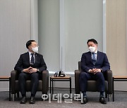 [포토]접견실에서 대화 나누는 문승욱 장관-최태원 회장