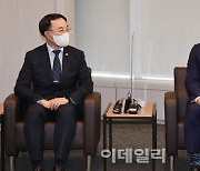 [포토]장관 취임후 최태원 회장 예방한 문승욱